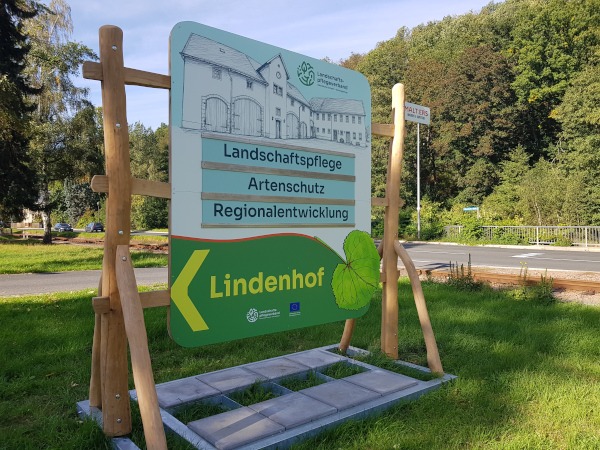 An der Einfahrt zum Lindenhof steht die neu gestaltete Hinweistafel des Landschaftspflegeverbands Sächsische Schweiz-Osterzgebirge e. V.