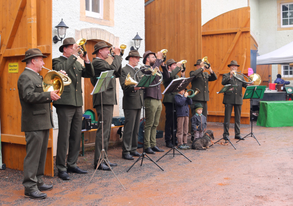 Die Jagdhornbläser 'Osterzergebirger' eröffnen vor der Marktscheune des Lindenhofes den Jagderlebnistag und Kräutermarkt in Ulberndorf.